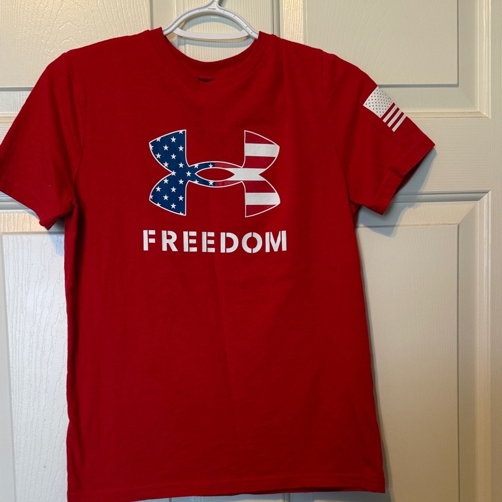 Boys large loose Under Armour Red Freedom Tee with Flag Design